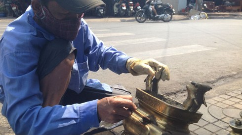 Kiếm hàng chục triệu đồng nhờ chùi lư đồng ngày Tết - ảnh 4