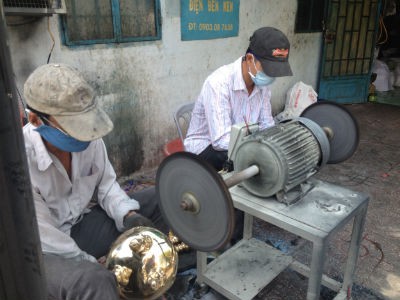 Kiếm hàng chục triệu đồng nhờ chùi lư đồng ngày Tết - ảnh 12