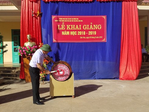 Lễ khai giảng đầy cảm xúc trên điểm trường biên giới - ảnh 3