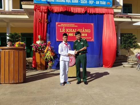 Lễ khai giảng đầy cảm xúc trên điểm trường biên giới - ảnh 4