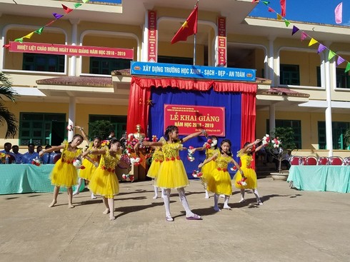 Lễ khai giảng đầy cảm xúc trên điểm trường biên giới - ảnh 2