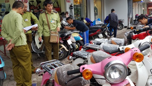 Xe máy nhái Honda Cub bị xử lý ở Hà Nội - ảnh 1