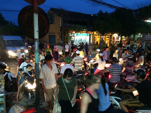 Hội An cấm đậu đỗ ô tô hàng loạt tuyến đường - ảnh 1