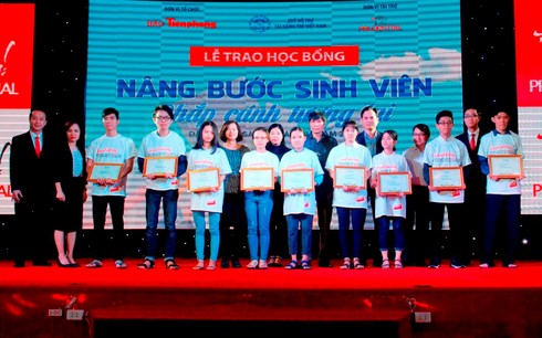 180 triệu đồng nâng bước sinh viên nghèo Đà Nẵng - ảnh 3