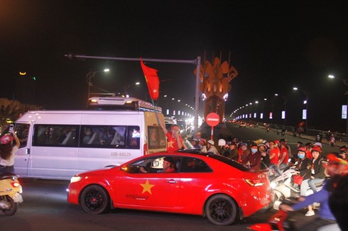 1001 kiểu diễn phố ăn mừng của CĐV Đà thành - ảnh 6