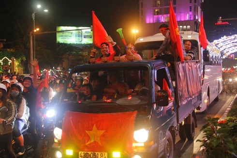 1001 kiểu diễn phố ăn mừng của CĐV Đà thành - ảnh 8