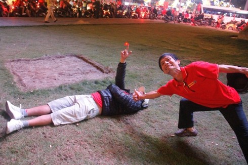 1001 kiểu diễn phố ăn mừng của CĐV Đà thành - ảnh 9