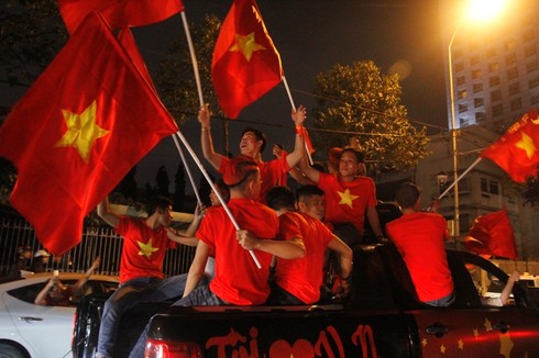 1001 kiểu diễn phố ăn mừng của CĐV Đà thành - ảnh 5