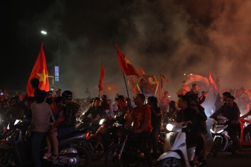 1001 kiểu diễn phố ăn mừng của CĐV Đà thành - ảnh 7
