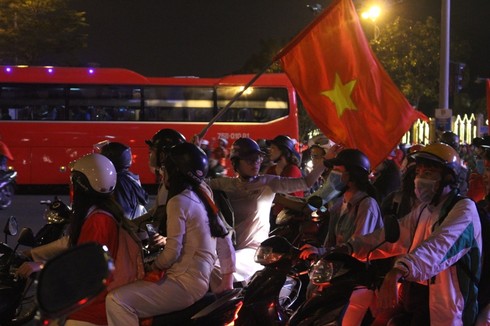 1001 kiểu diễn phố ăn mừng của CĐV Đà thành - ảnh 10