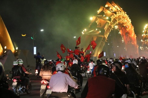 1001 kiểu diễn phố ăn mừng của CĐV Đà thành - ảnh 4