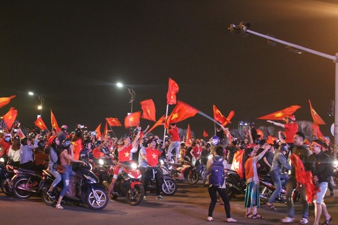 1001 kiểu diễn phố ăn mừng của CĐV Đà thành - ảnh 13