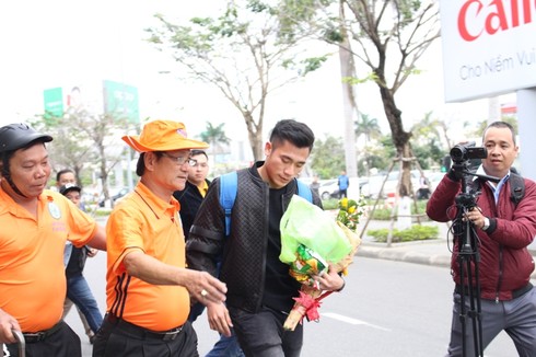 CĐV Đà Nẵng “náo loạn” sân bay, đón Hà Đức Chinh và đồng đội - ảnh 9
