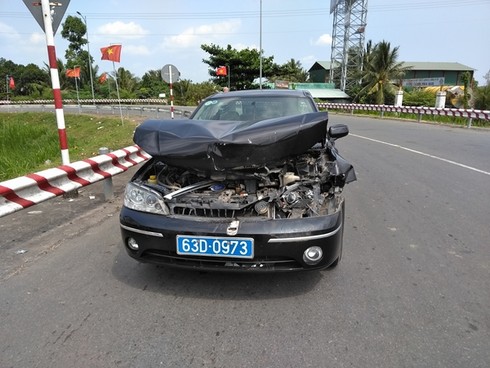 Va chạm trên cầu Rạch Miêu, xe biển số xanh nát đầu - ảnh 1