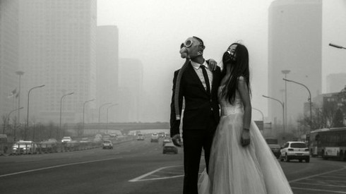 Đeo mặt nạ chống độc để... chụp ảnh cưới - ảnh 10