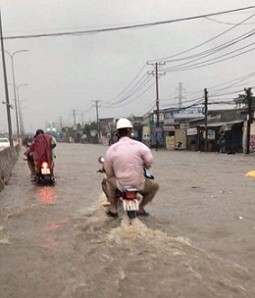 Mưa trắng trời ở Biên Hòa, nước ngập trôi cả xe máy - ảnh 5