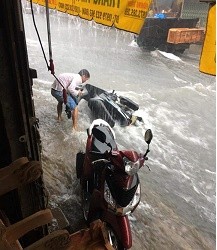 Mưa trắng trời ở Biên Hòa, nước ngập trôi cả xe máy - ảnh 4