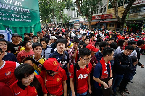'Hỏa diệm sơn' đón danh thủ Robert Pires tại Hà Nội - ảnh 7