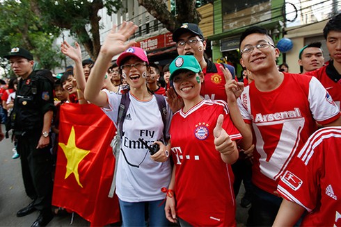 'Hỏa diệm sơn' đón danh thủ Robert Pires tại Hà Nội - ảnh 8