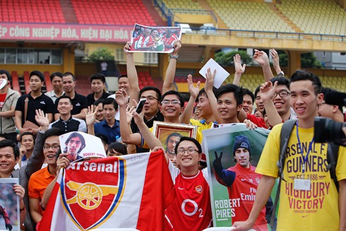 'Hỏa diệm sơn' đón danh thủ Robert Pires tại Hà Nội - ảnh 10