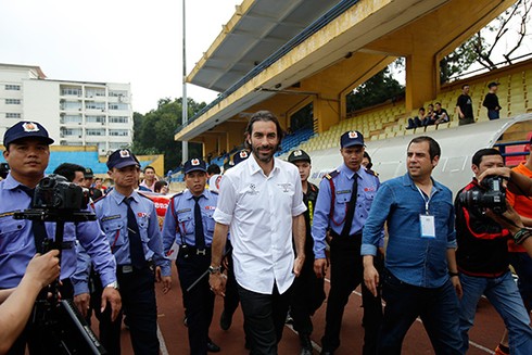 'Hỏa diệm sơn' đón danh thủ Robert Pires tại Hà Nội - ảnh 12