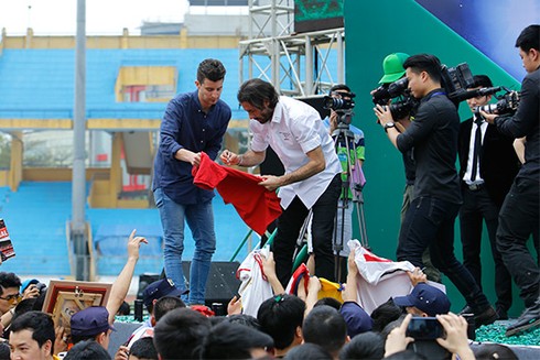 'Hỏa diệm sơn' đón danh thủ Robert Pires tại Hà Nội - ảnh 15