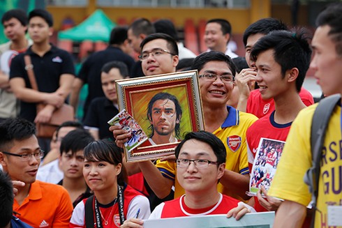 'Hỏa diệm sơn' đón danh thủ Robert Pires tại Hà Nội - ảnh 11