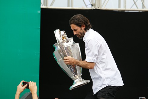 'Hỏa diệm sơn' đón danh thủ Robert Pires tại Hà Nội - ảnh 1