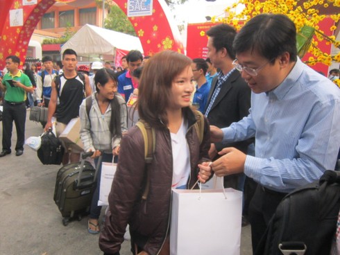 Chuyến xe mùa xuân cho sinh viên về quê ăn tết - ảnh 12