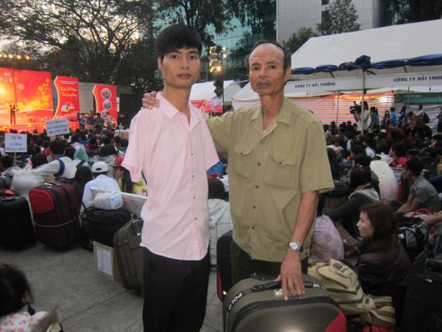 Chuyến xe mùa xuân cho sinh viên về quê ăn tết - ảnh 13