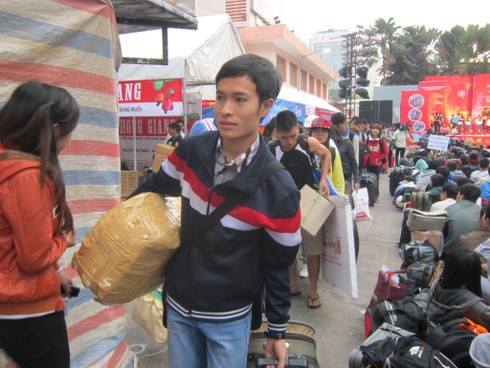 Chuyến xe mùa xuân cho sinh viên về quê ăn tết - ảnh 14