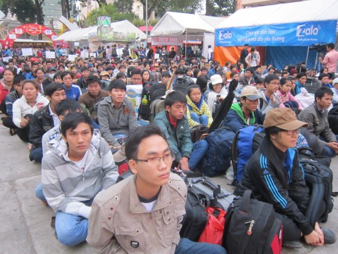 Chuyến xe mùa xuân cho sinh viên về quê ăn tết - ảnh 7