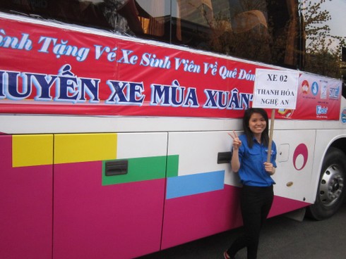 Chuyến xe mùa xuân cho sinh viên về quê ăn tết - ảnh 8