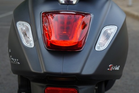 Cận cảnh Vespa Sprint mới 'xuất trận' tại Việt Nam - ảnh 20