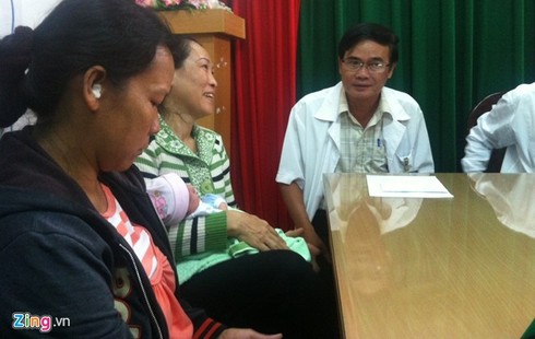 Rưng rưng giây phút người mẹ nhận lại con bị bắt cóc - ảnh 1