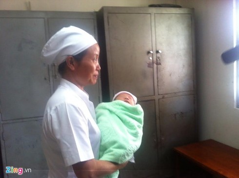 Rưng rưng giây phút người mẹ nhận lại con bị bắt cóc - ảnh 2