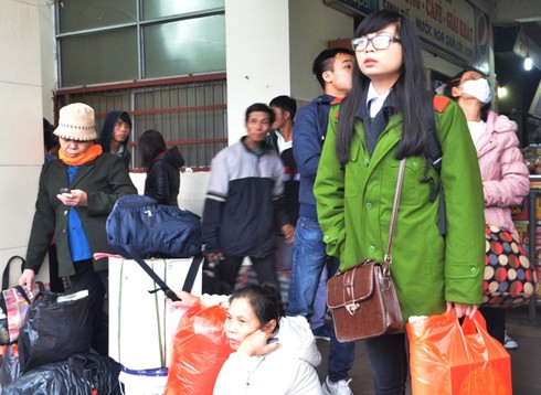 Bất chấp mưa rét, bến xe chật kín người về quê ăn Tết - ảnh 1