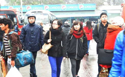 Bất chấp mưa rét, bến xe chật kín người về quê ăn Tết - ảnh 2