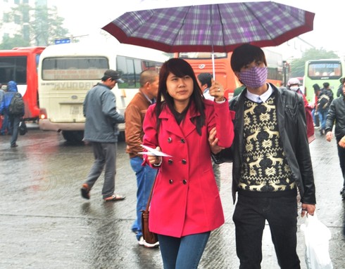 Bất chấp mưa rét, bến xe chật kín người về quê ăn Tết - ảnh 4