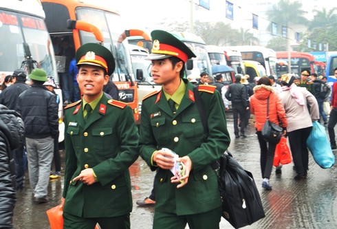 Bất chấp mưa rét, bến xe chật kín người về quê ăn Tết - ảnh 5
