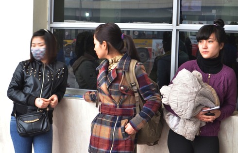 Bất chấp mưa rét, bến xe chật kín người về quê ăn Tết - ảnh 15
