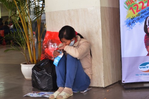 Bất chấp mưa rét, bến xe chật kín người về quê ăn Tết - ảnh 12