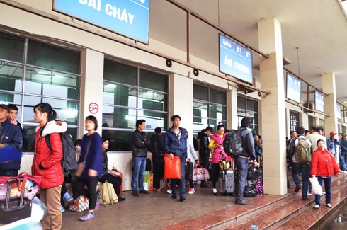 Bất chấp mưa rét, bến xe chật kín người về quê ăn Tết - ảnh 14