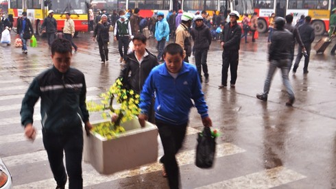 Bất chấp mưa rét, bến xe chật kín người về quê ăn Tết - ảnh 16