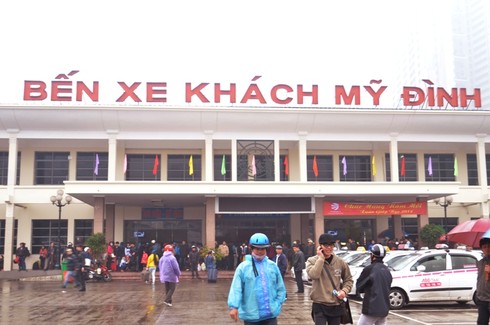 Bất chấp mưa rét, bến xe chật kín người về quê ăn Tết - ảnh 18