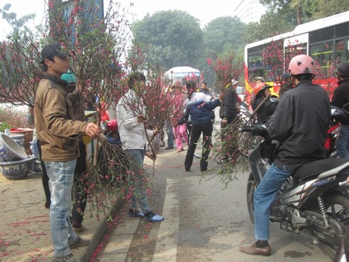 Nhộn nhịp mua sắm ngày 30 Tết - ảnh 11