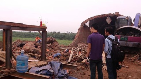 Hiện trường đổ nát vụ sập lò sấy gạch - ảnh 1