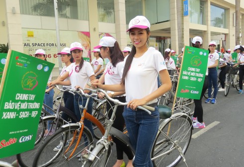 Nữ sinh viên duyên dáng đạp xe vì môi trường - ảnh 2