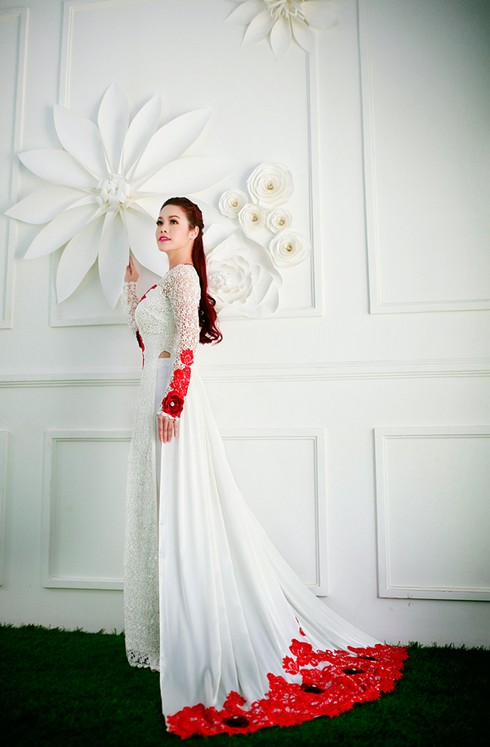 Nhật Kim Anh quyến rũ với áo dài ren đỏ rực - ảnh 11