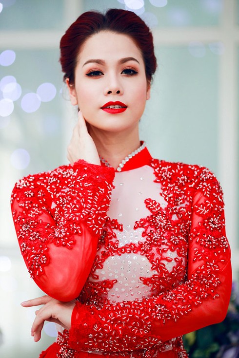 Nhật Kim Anh quyến rũ với áo dài ren đỏ rực - ảnh 5